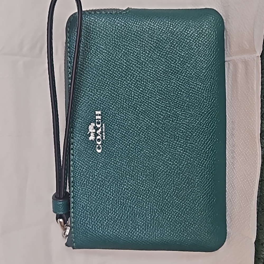 Coach NWT Emerald Green Silvertone Hardware Zip Wristlet